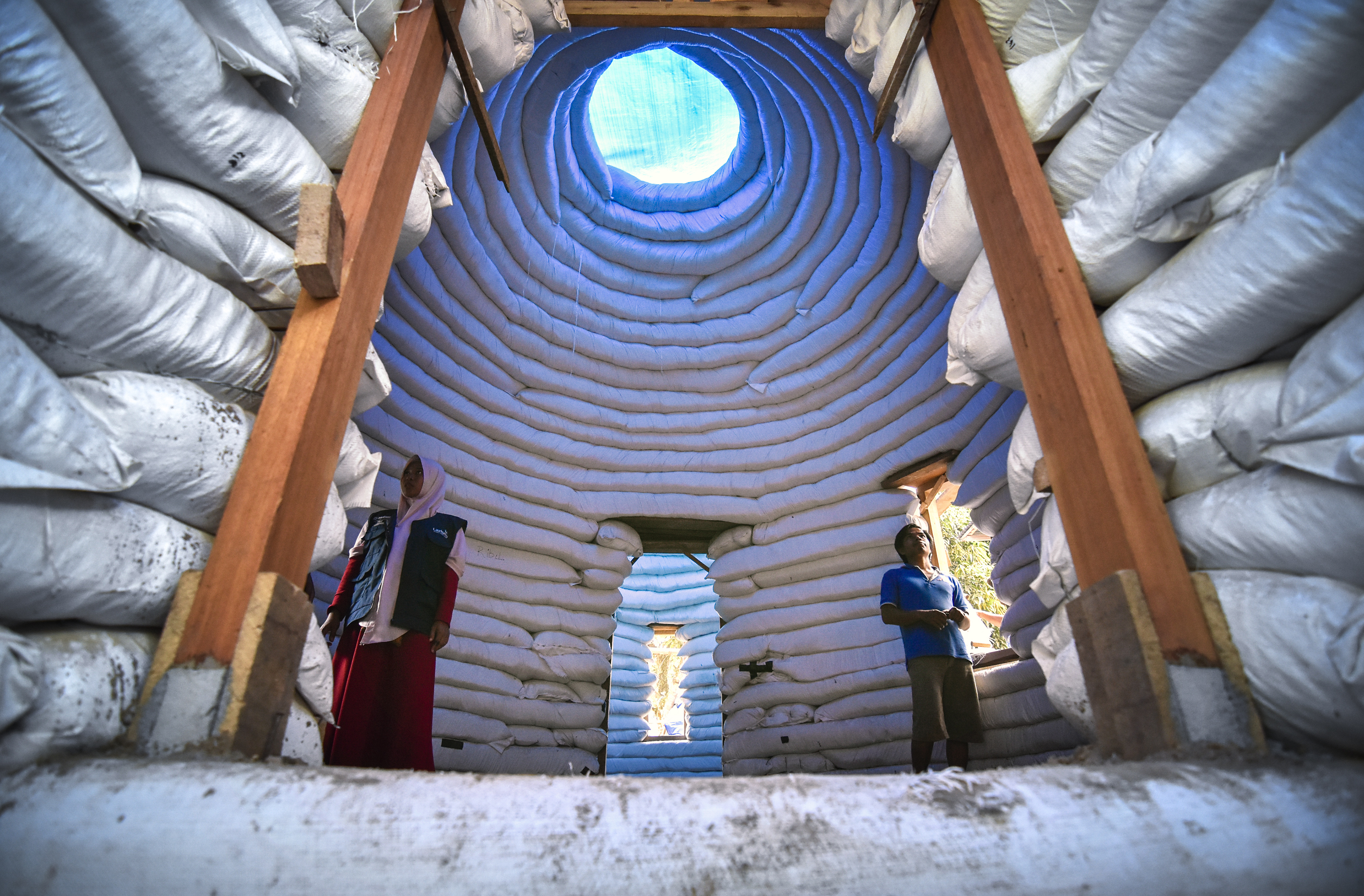  Relawan Muhammadiyah Disaster Management Center (MDMC) mengecek pembangunan rumah Hunian Tetap (Huntap) untuk korban gempa di Dusun Montong Dao, Desa Teratak, Kecamatan Batukliang Utara, Lombok Tengah, NTB, Jumat (5/10)