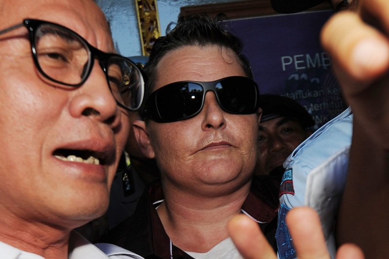 Renae Lawrence dikawal setelah bebas dari Rutan Bangli