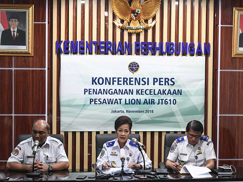 Dirjen Perhubungan Udara Kemenhub Polana Banguningsih Pramesti (tengah) bersama Ketua KNKT Soerjanto Tjahjono (kiri) dan Kepala Biro Komunikasi dan Informasi Publik Kemenhub Hengki Angkasawan, memberikan keterangan pers tentang penanganan kecelakaan pesawa