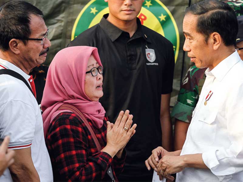 Presiden Joko Widodo berdialog dengan salah satu keluarga korban jatuhnya pesawat Lion Air PK-LQP di posko utama evakuasi, Pelabuhan Tanjung Priok, Jakarta, Jumat (2/11/2018)