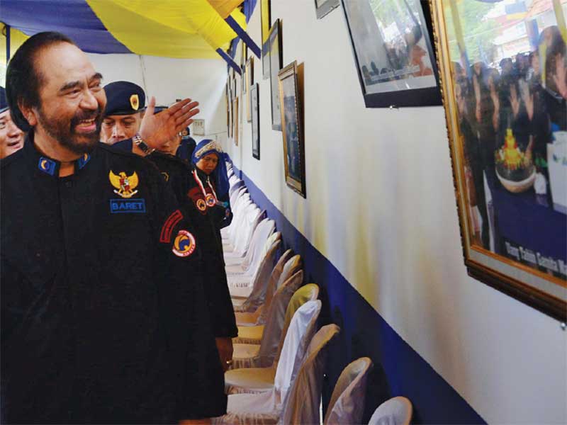 APEL SIAGA PARTAI NASDEM: Ketua Umum Partai NasDem Surya Paloh melihat foto-foto kegiatan DPW setelah memimpin apel siaga