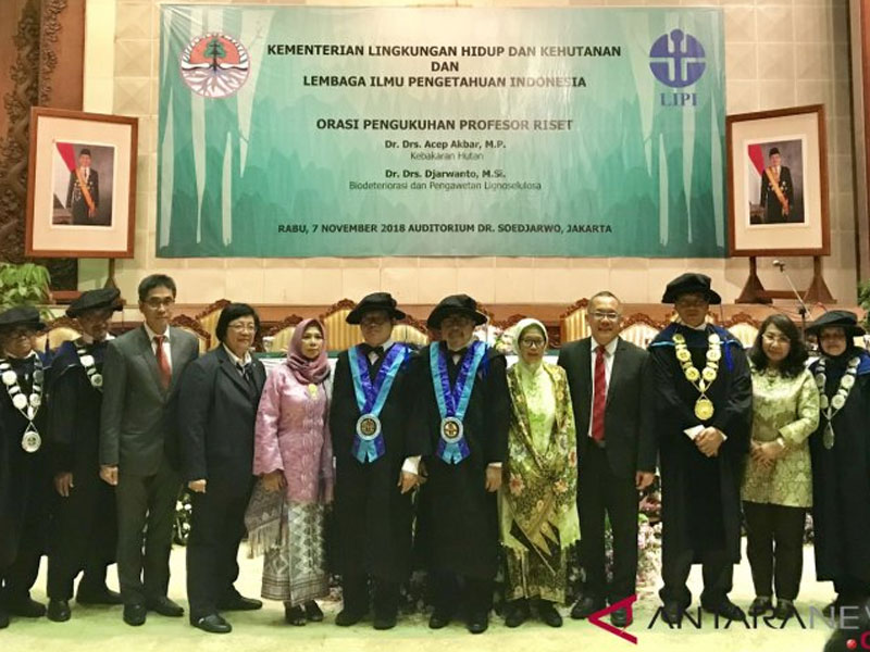 Dua Peneliti KLHK Dikukuhkan Jadi Profesor Riset