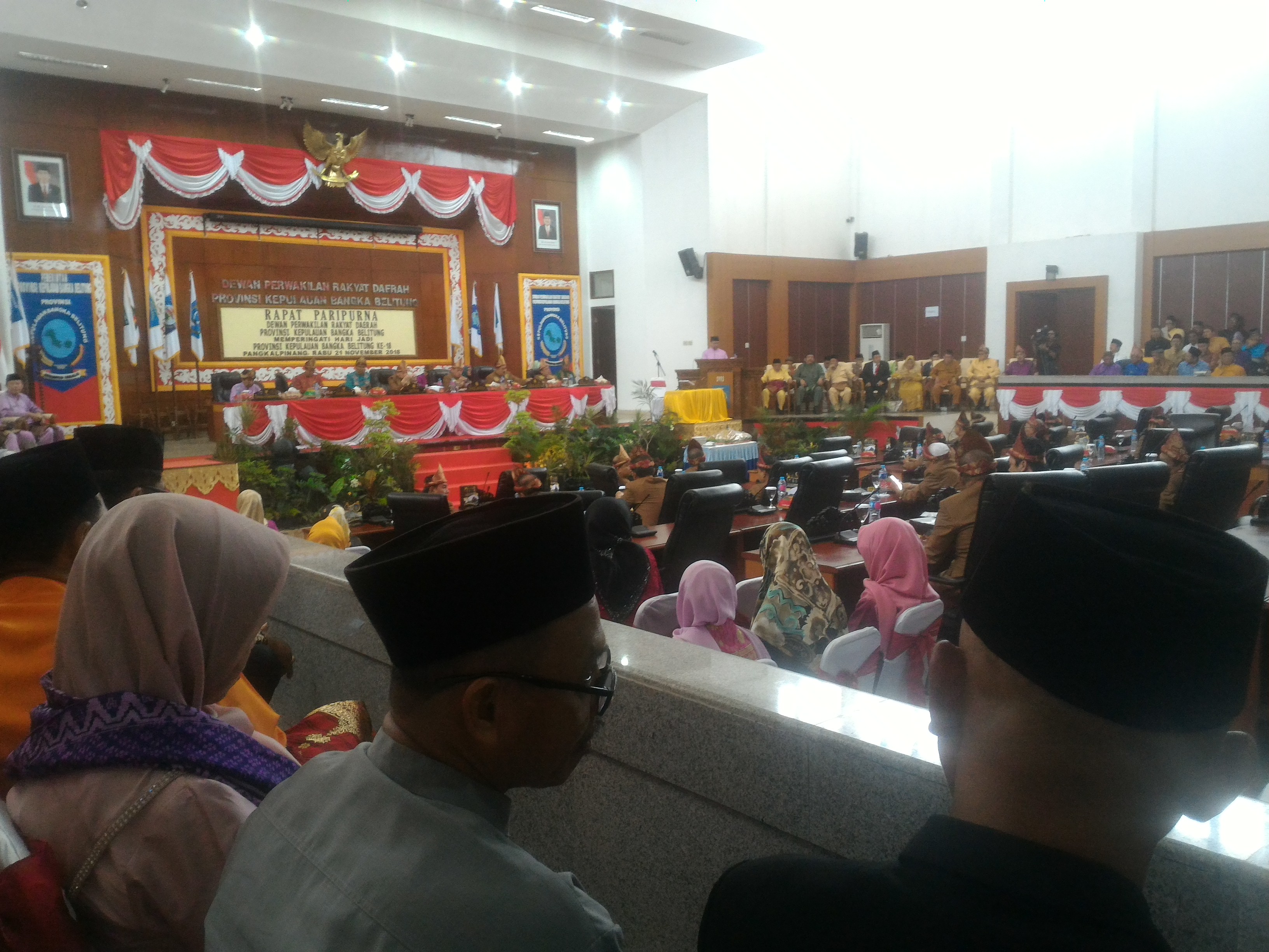 Anggota DPRD Bangka Belitung mengheningkan cipta untuk korban pesawat Lion Air saat Sidang Paripurna HUT Bangka Belitung Ke-18 di Gedung DPRD Bangka Belitung, Rabu (21/11).
