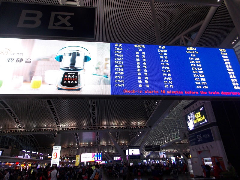 Papan petunjuk jadwal kereta di China