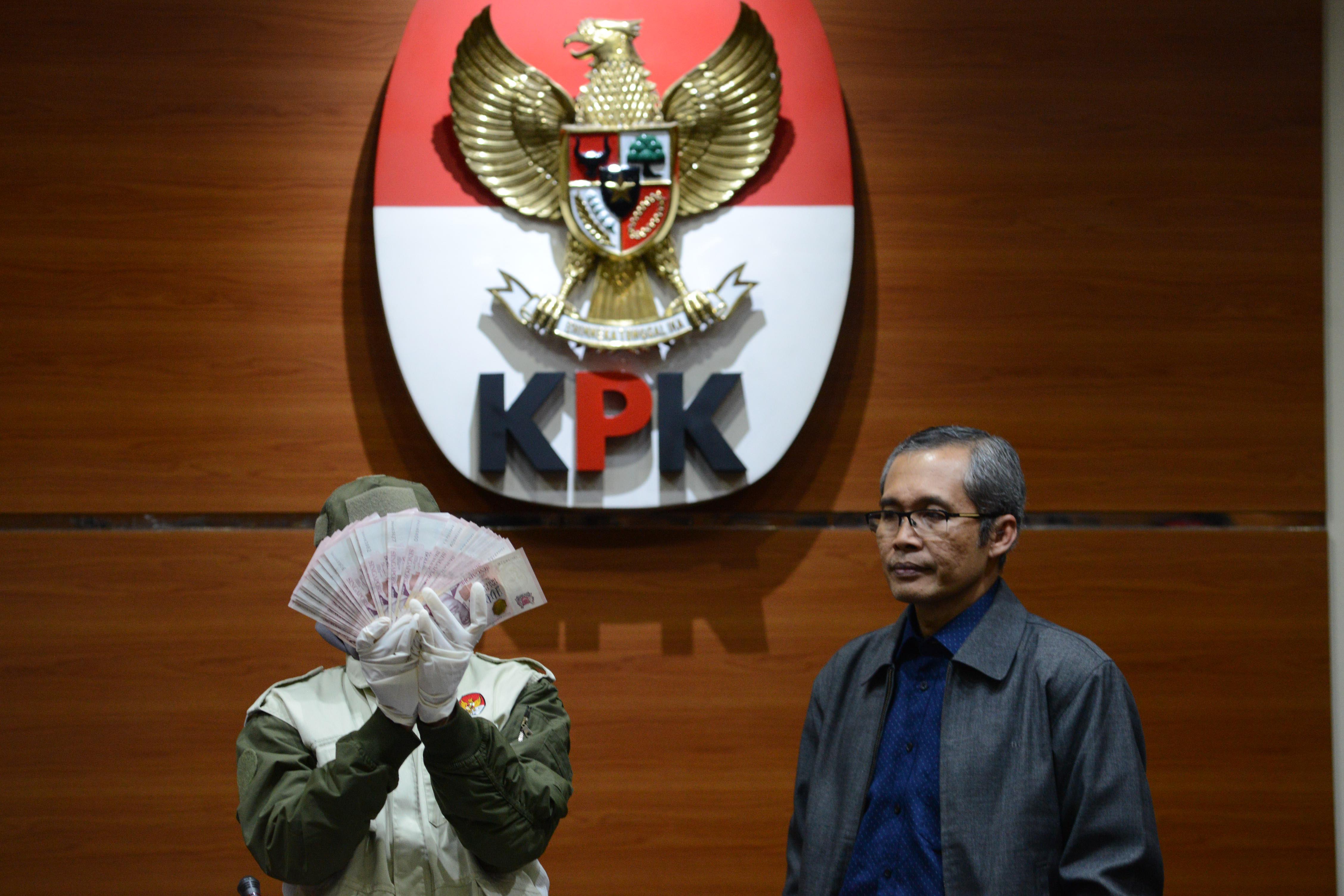  Wakil Ketua KPK Alexander Marwata (kanan) bersama Petugas KPK memperlihatkan barang bukti hasil operasi tangkap tangan yang di lakukan oleh KPK, di Jakarta, Rabu (28/11).