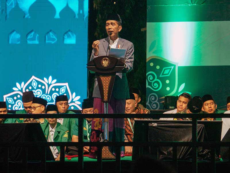 Presiden Joko Widodo menyampaikan sambutan saat menghadiri peringatan Maulid Nabi Muhammad SAW dan Hari Pahlawan bersama 100.000 banser di Kabupaten Pekalongan, Jawa Tengah, Kamis (22/11/2018)