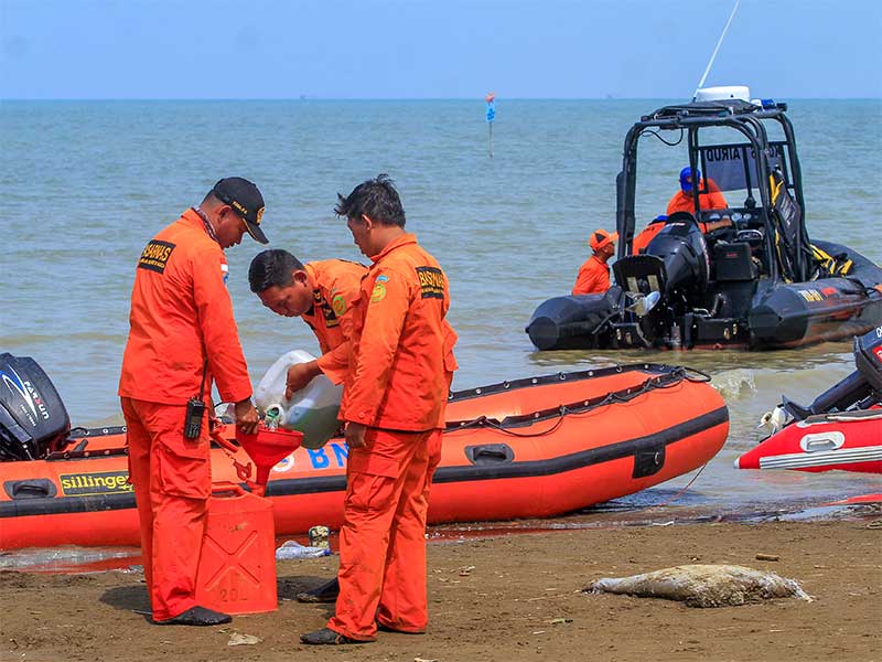 Petugas SAR mengisi tanki bahan bakar cadangan perahu untuk evakuasi pesawat Lion Air JT 610 di perairan Karawang, Pantai Tanjung Pakis, Jawa Barat, Rabu (31/10/2018). 