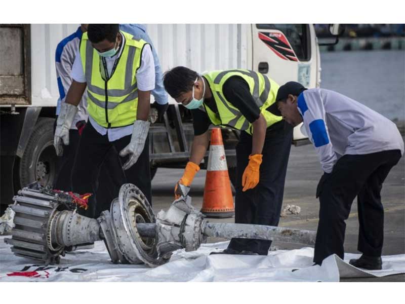 Petugas memindahkan turbin pesawat Lion Air JT 610 di Pelabuhan Tanjung Priok, Jakarta, Rabu (7/11/2018). 