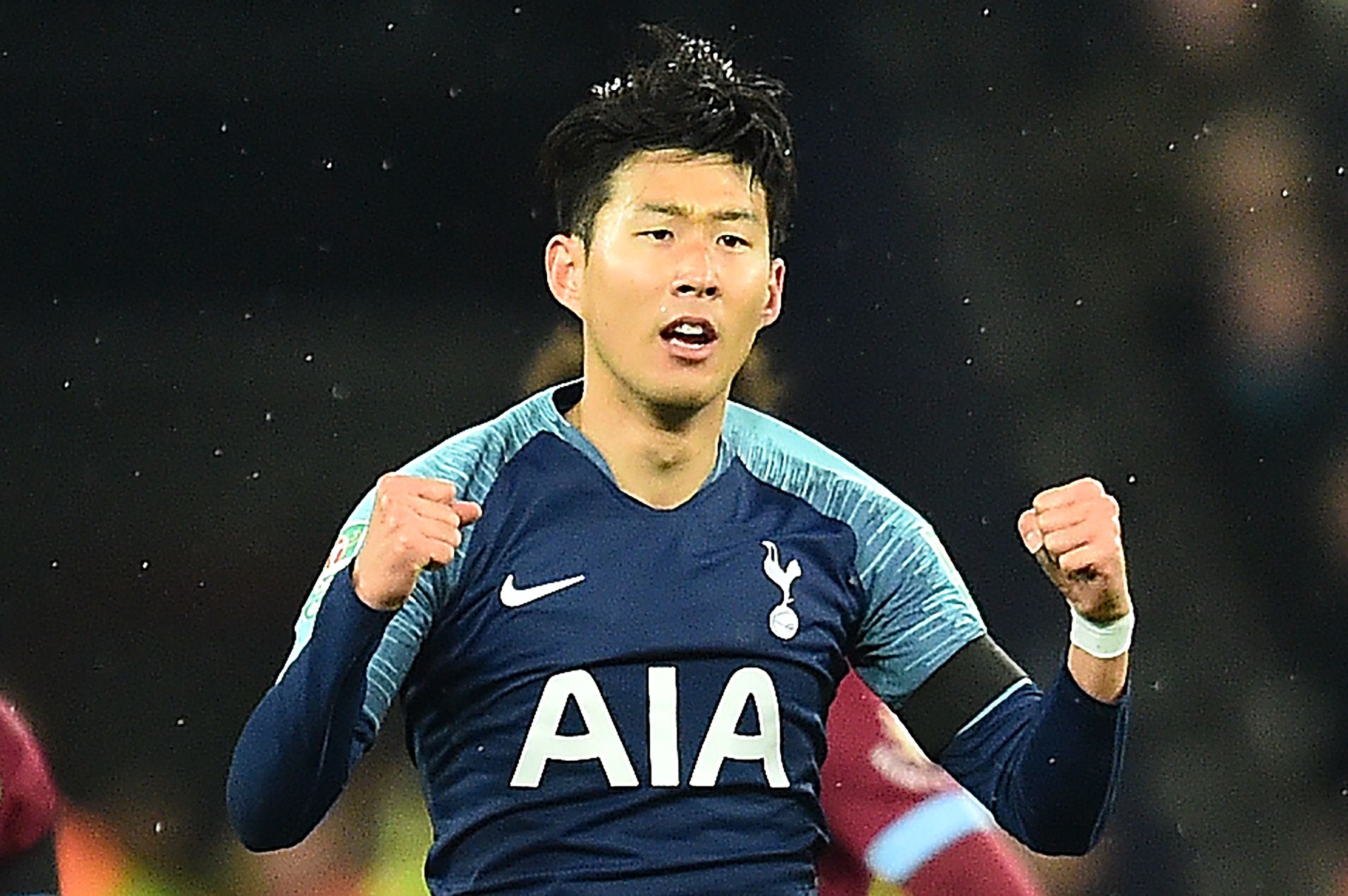 Striker Korsel Son Heung-Min melakukan selebrasi setelah mencetak gol ke gawang West Ham.