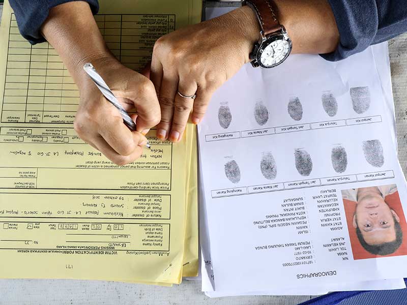  Anggota DVI Antemortem Biddokkes Polda Kepulauan Bangka Belitung melakukan pengambilan data antemortem keluarga korban jatuhnya pesawat Lion Air JT 610 di posko Crisis Center di Bandara Depati Amir, Pangkalpinang, Selasa (30/10/2018).