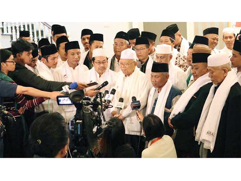 SIAP MENANGKAN AMIN: Calon Wakil Presiden nomor urut 01 Prof Dr KH Ma’ruf Amin (tengah) berbicara kepada pers bersama para alim ulama dan tokoh masyarakat Jakarta Utara, di kediamannya di Jalan Situbondo, Menteng, Jakarta Pusat, kemarin. Para ulama yang da