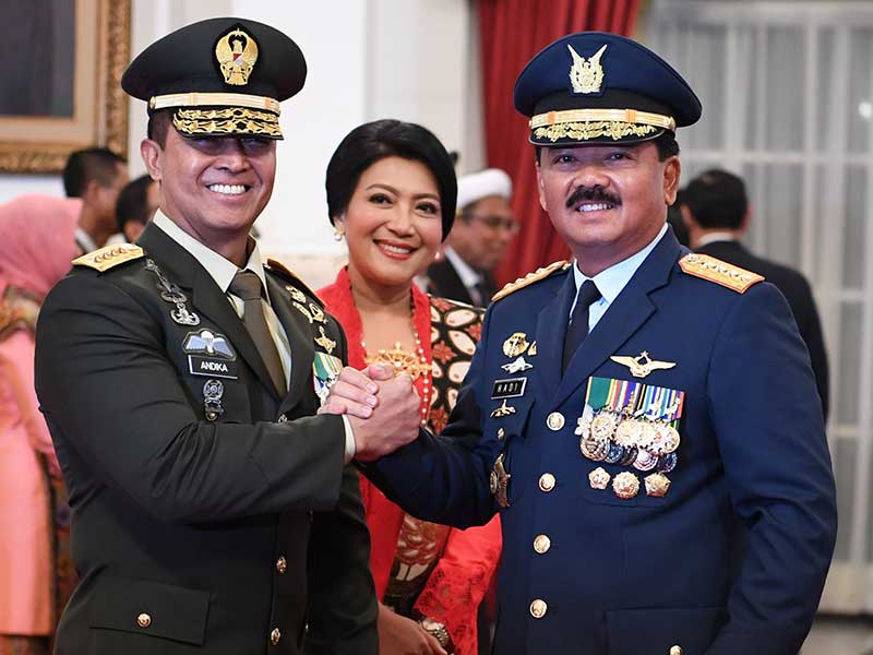 Panglima TNI Marsekal Hadi Tjahjanto (kanan) melakukan salam komando dengan Kepala Staf TNI Angkatan Darat (KSAD) yang baru, Jenderal Andika Perkasa, seusai dilantik Presiden Joko WIdodo di Istana Merdeka, Jakarta, Kamis (22/11/2018)