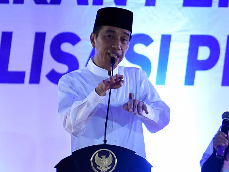 Presiden Joko Widodo (kiri) berbincang dengan peserta ketika menghadiri evaluasi dana desa di Lampung Tengah, Lampung, Jumat (23/11/2018).