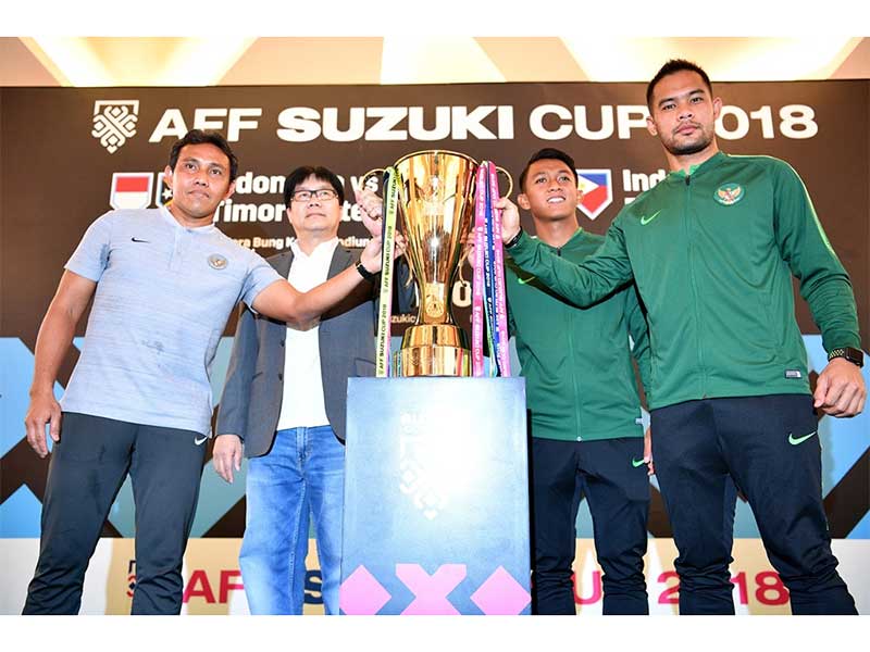 Trofi Piala AFF yang mampir ke Indonesia dan dipamerkan di mal Kota Kasablanka 