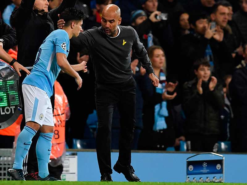 Pelatih Manchester City  Pep Guardiola (kanan) dan  Brahim Diaz 
