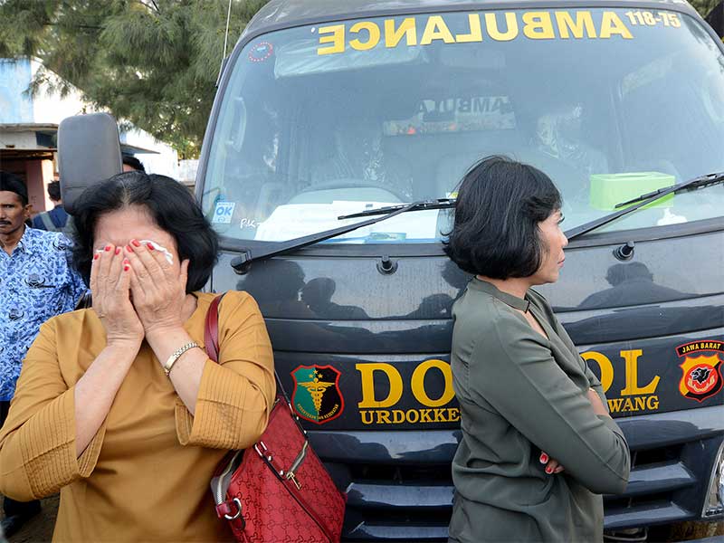 Keluarga korban tak mampun menahan kesedihan menunggu kabar penumpang pesawat Lion Air JT 910 di Pantai Pakis Jaya, Tanjung Pakis, Jawa Barat, Senin (29/10).