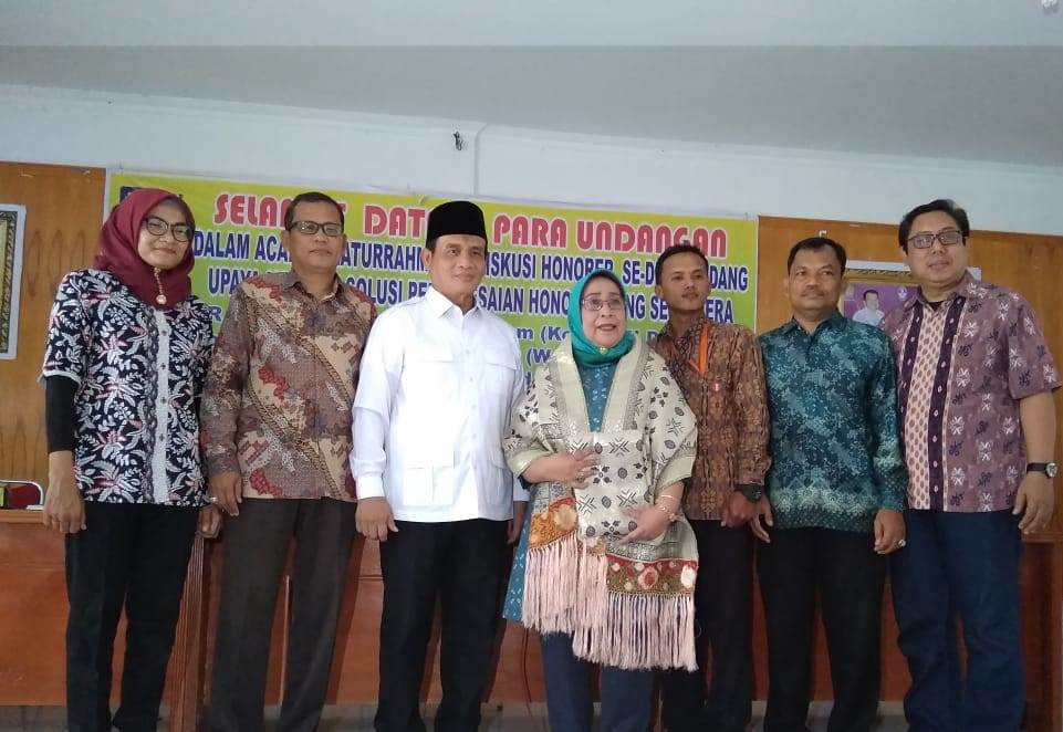 Wakil Ketua DPD RI Darmayanti Lubis (tengah) 