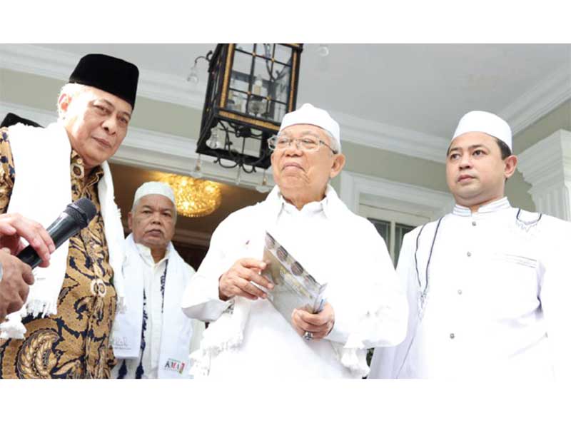 TERIMA DUKUNGAN LAGI: Calon Wakil Presiden no urut 01 Prof Dr KH Ma’ruf Amin memegang buku saat menerima dukungan dari alim ulama se-Jakarta Barat yang merapat dan memberikan dukungan total, di kediaman Amin, di Jakarta, kemarin. Mereka menyakini Kiai Amin