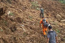 Satu Keluarga Tertimbun Longsor di Nias Selatan