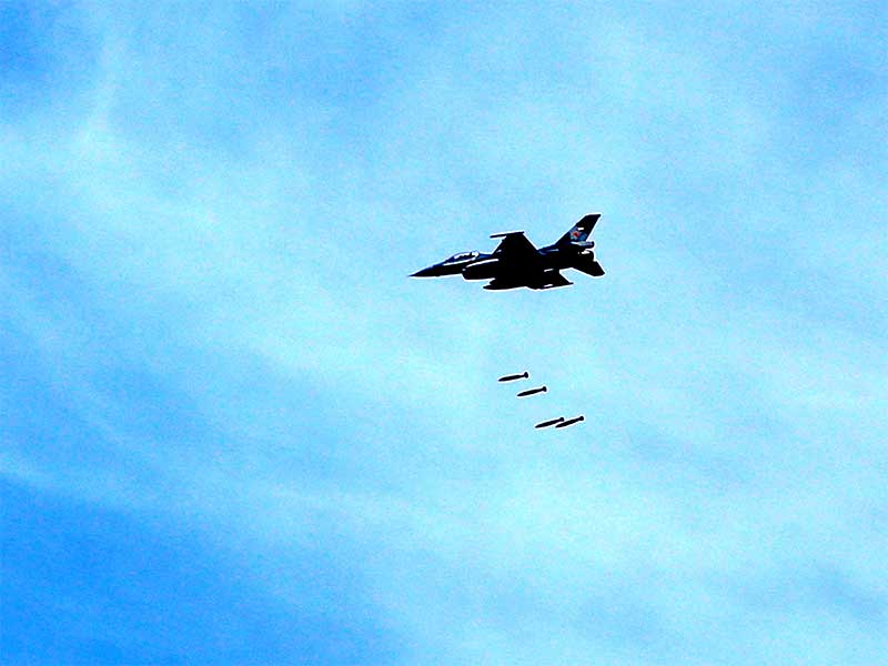 Pesawat F-16 milik TNI Angkatan Udara melakukan serangan udara dalam Latihan Bantuan Tembakan Terpadu TNI 2018 di Puslatpur Marinir, Karang Tekok, Situbondo, Jawa Timur, Rabu (28/11/2018). 