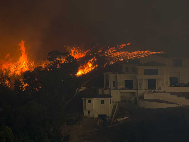 Kim Kardashian Hingga del Torro Dievakuasi Dari Kebakaran Malibu