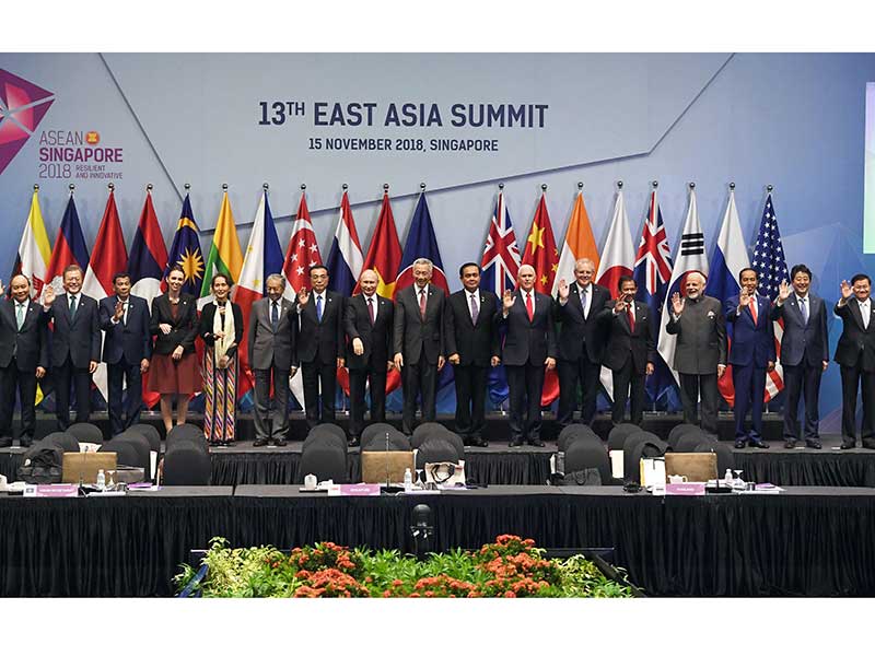 Presiden Joko Widodo (ketiga dari kanan) berfoto bersama dengan para pemimpin ASEAN dan kepala negara Australia, Tiongkok, India, Jepang, Republik Korea, Selandia Baru, Rusia, dan Amerika Serikat dalam puncak pertemuan KTT Asia Timur Ke-13 di Singapura, Ka