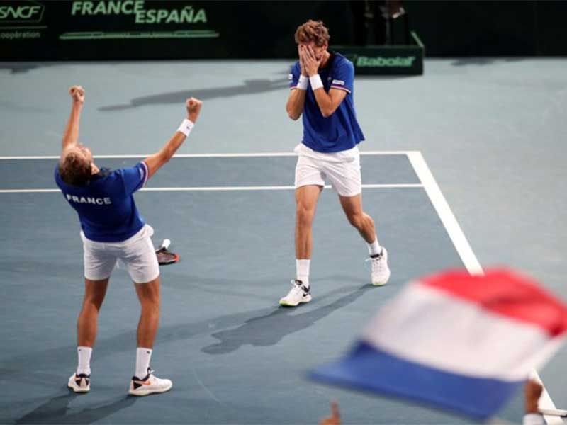 Petenis Prancis Julien Benneteau dan Nicolas Mahut merayakan kemenangan melawan petenis Spanyol Marcel Granoliers dan Feliciano Lopez pada babak semifinal Piala Davis-Grup Dunia di Stade Pierre Mauroy, Lille, Prancis, Sabtu (15/9/2018). 