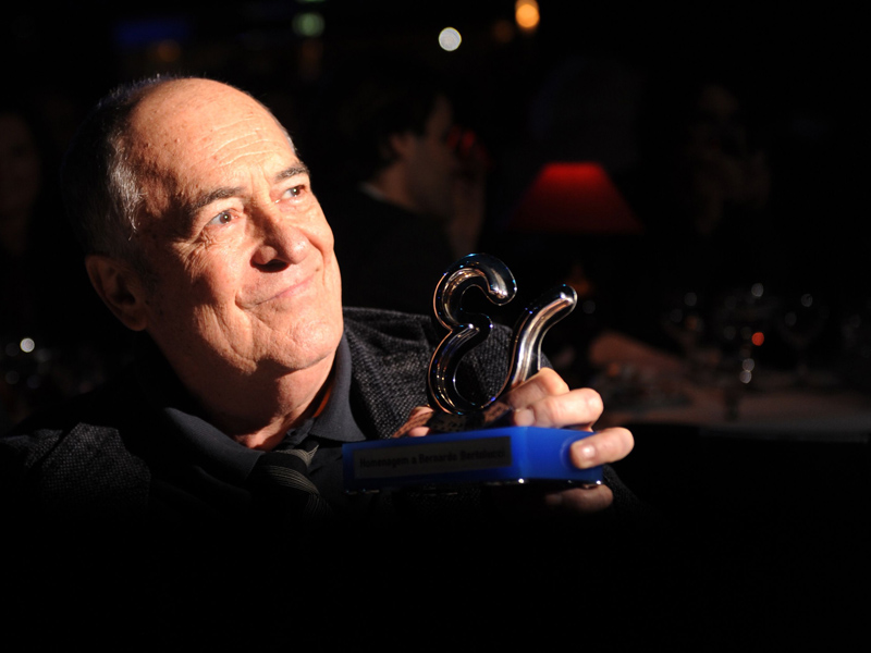 Bernardo Bertolucci saat menerima penghargaan kehormatan pada Festival Film Estoril Film, Portugal, pada November 2008