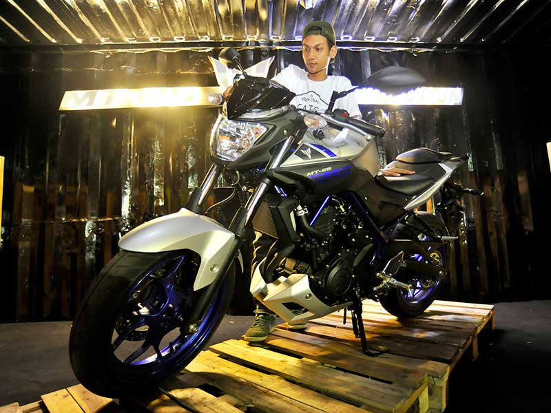Pengunjung mengamati sepeda motor Yamaha MT-25 yang diluncurkan PT Yamaha Indonesia Manufacturing (YIMM) di Epicentrum Kuningan, Jakarta