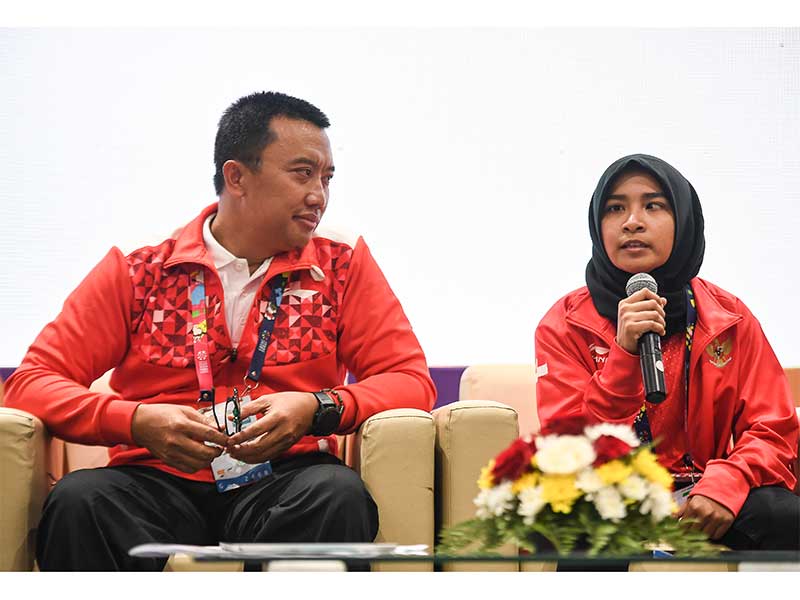 Menpora Imam Nahrawi (kiri) mendampingi atlet Judo Indonesia Miftahul Jannah (kanan) memberi keterangan pers mengenai didiskualifikasinya ia pada pertandingan kelas 52 kg Blind Judo Asian Para Games 2018 di GBK Arena, Jakarta, Selasa (9/10).