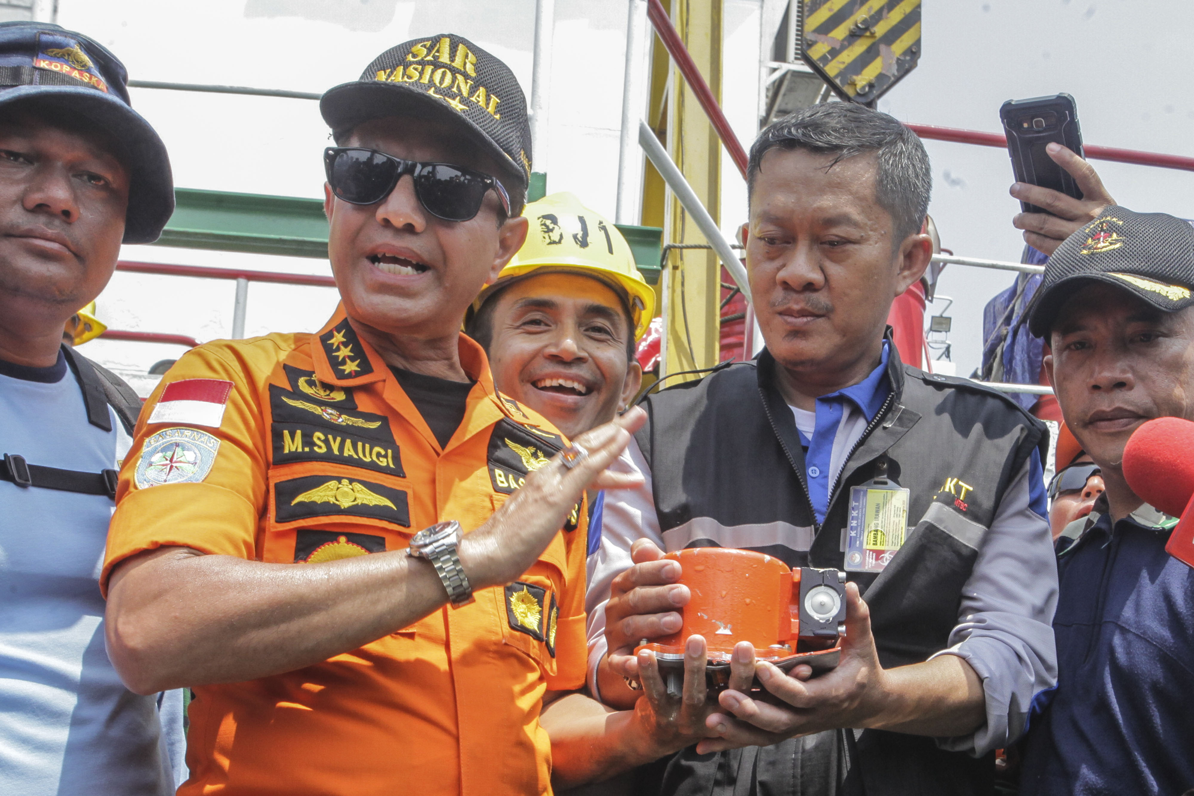 Kepala Basarnas M Syaugi (kiri)