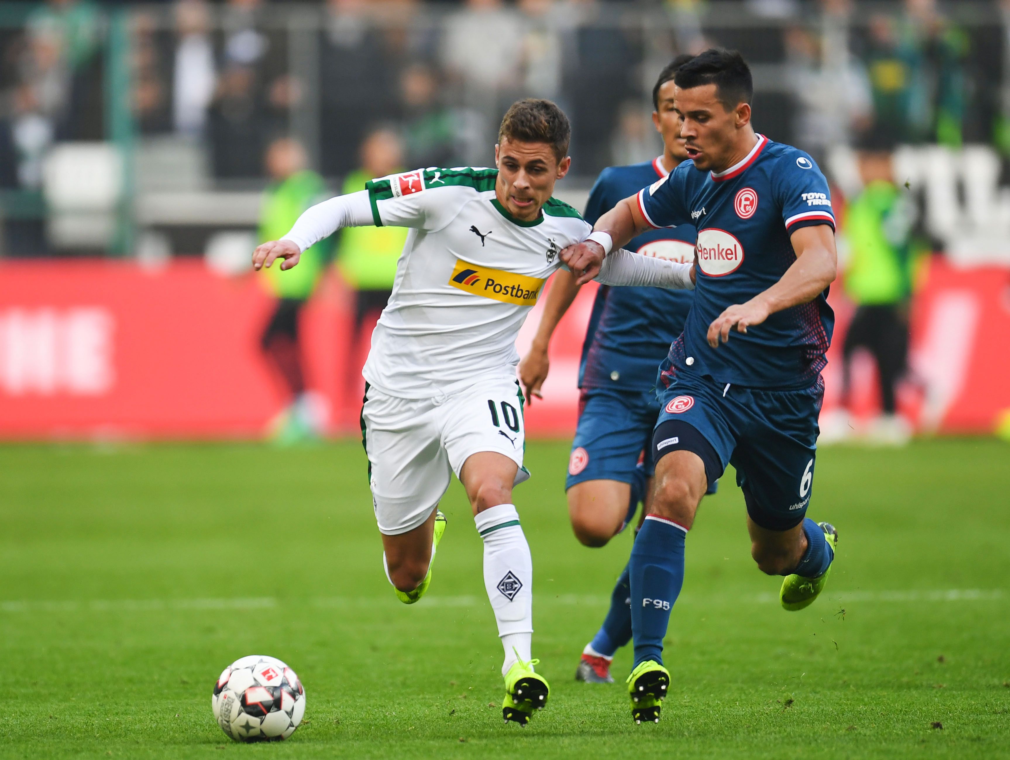 Thorgan Hazard (kiri)