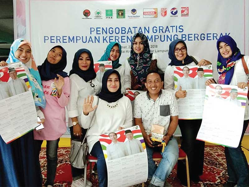 Perempuan Indonesia untuk Jokowi-Amin (P-IJMA) berfoto bersama seusai memberikan pengobatan gratis untuk 1.000 perempuan di Bandar Lampung, Jumat (23/11/2018)