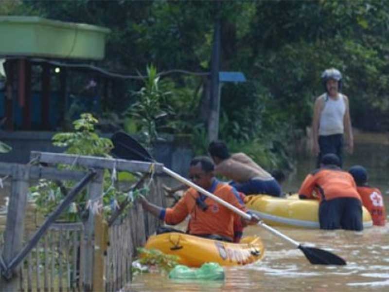 Petugas BPBD dan PMI mempersiapkan perahu karet untuk warga terdampak banjir di Kelurahan Gladak Anyar, Pamekasan, Jawa Timur, Senin (27/2/2017). Banjir melanda permukiman padat itu setelah hujan deras beberapa hari. 