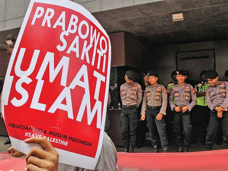 SESALKAN PERNYATAAN CAPRES PRABOWO: Massa dari Persatuan Liga Muslim Indonesia melakukan aksi di depan Kedutaan Besar Australia di Jakarta, kemarin. Mereka menolak keras rencana pemindahan Kedubes Australia di Tel Aviv ke Jerusalem dan mengutuk keras perny