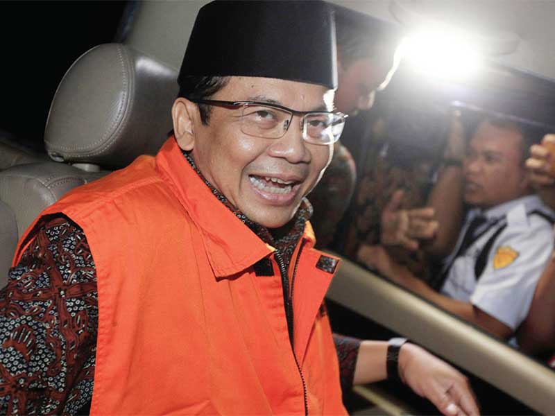 Wakil Ketua DPR dari Fraksi Partai Amanat Nasional (PAN) Taufi k Kurniawan memasuki mobil tahanan seusai menjalani pemeriksaan di Gedung KPK, Jakarta, Jumat (3/11/2018).