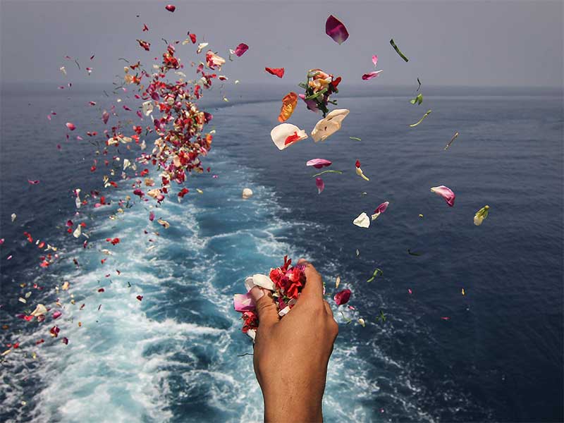 Keluarga korban melakukan prosesi tabur bunga di lokasi jatuhnya pesawat Lion Air JT 610 di perairan Tanjung Karawang, Jawa Barat, Selasa (6/11/2018).