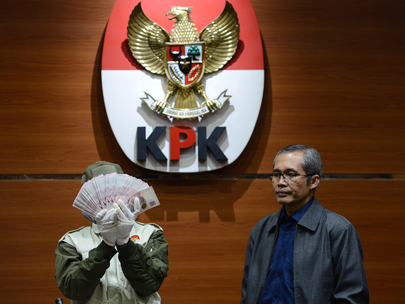 Wakil Ketua KPK Alexander Marwata (kanan) bersama Petugas KPK memperlihatkan barang bukti hasil operasi tangkap tangan yang di lakukan oleh KPK, di Jakarta, Rabu (28/11/2018). 