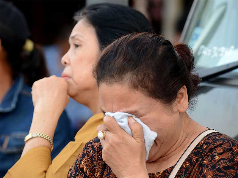 Keluarga korban tak mampun menahan kesedihan menunggu kabar penumpang pesawat Lion Air JT 910 di Pantai Pakis Jaya, Tanjung Pakis, Jawa Barat, Senin (29/10). 