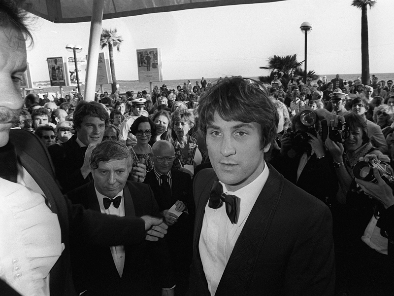 Aktor Robert De Niro tengah menghadiri Festival Film Cannes ke-30, di Prancis, pada 1976. Ketika itu, ia baru saja membintangi film karya Martin Scorsese, Taxi driver, yang kemudian mengganjarnya dengan nominasi Piala Oscar untuk Aktor Utama Terbaik.