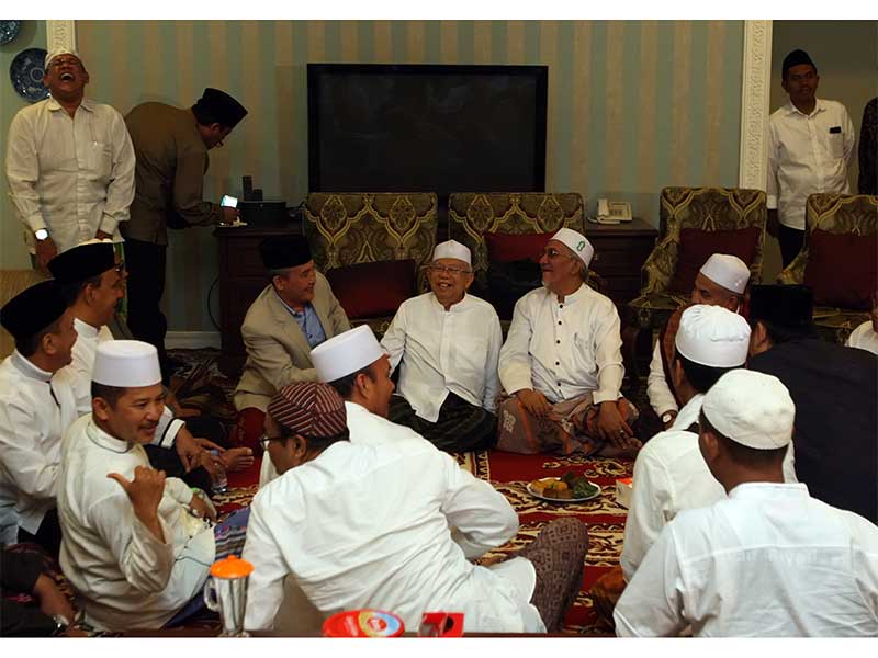 Cawapres KH Ma'ruf Amin menerima kunjungan silaturahmi habib dan ulama Indonesia, di kediamannya di Jakarta, Sabtu (6/10).