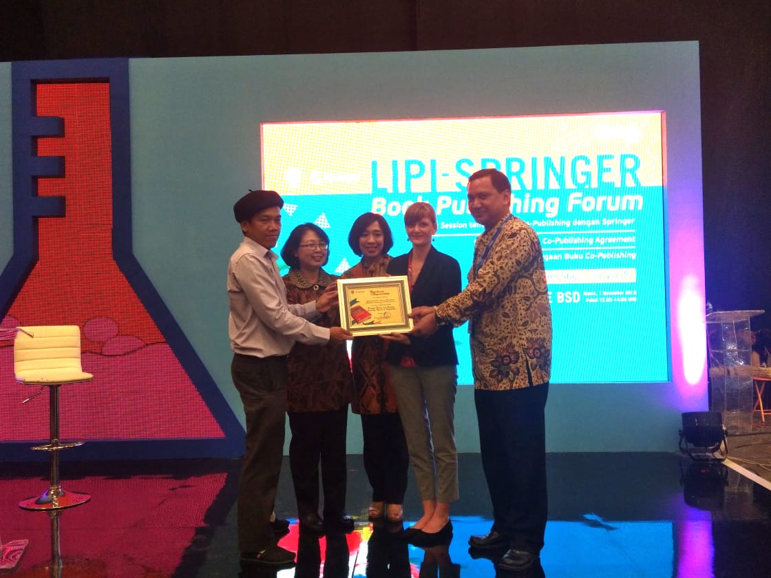 Deputi Bidang Ilmu Pengetahuan Sosial dan Kemanusiaan LIPI, Tri Nuke Pudjiastuti (kedua dari kiri), Deputi Bidang Jasa Ilmiah LIPI, Mego Pindandito (kanan), dan editor penerbit Springer Publishing Company, Alex Westcott Campbell (kedua dari kanan).