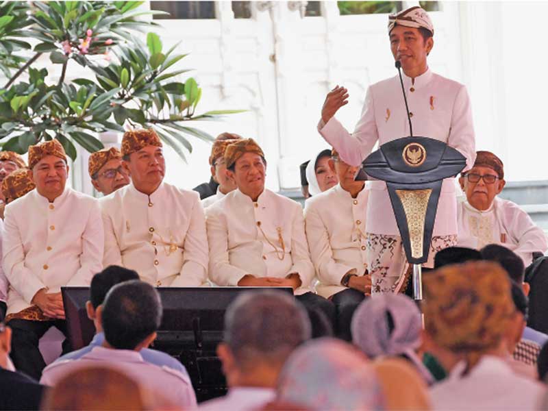 PINISEPUH PAGUYUBAN PASUNDAN: Presiden Joko Widodo memberikan sambutan seusai menerima penganugerahan sebagai Pinisepuh Paguyuban Pasundan di gedung Paguyuban Pasundan, Bandung, Jawa Barat, kemarin. Paguyuban Pasundan menganugerahi Presiden Joko Widodo seb