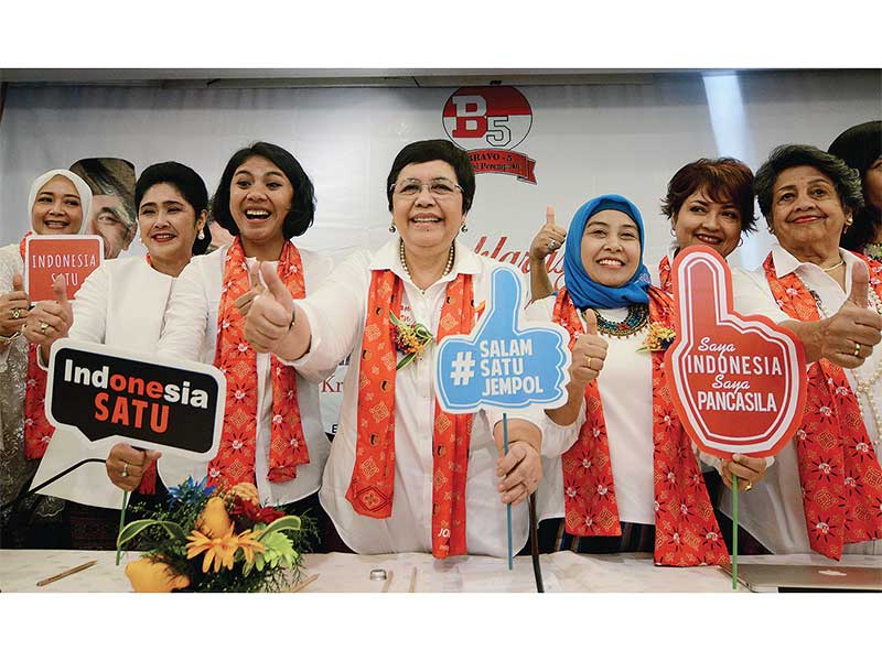 DEKLARASI PEREMPUAN KEREN: Kepala Divisi Perempuan Bravo 5 Nurmala Kartini Sjahrir (tengah) didampingi pengurus dan para aktivis perempuan mendeklarasikan Perempuan Keren di Jakarta, kemarin. Dalam deklarasi tersebut, Perempuan Keren menyatakan dukungan ke