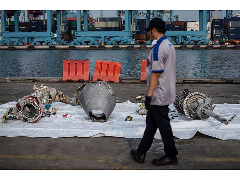  Petugas memeriksa turbin pesawat Lion Air JT 610 di Pelabuhan Tanjung Priok, Jakarta, Rabu (7/11/2018). 