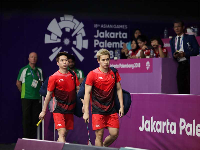 Pasangan ganda putra Indonesia Kevin Sanjaya/Markus Gideon bersiap main melawan rekan senegaranya M Rian Ardianto/Fajar Alfian pada final bulu tangkis ganda putra Asian Games 2018 di Istora Senayan, Komplek GBK, Selasa (28/8). 