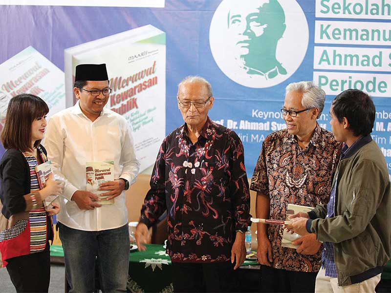 Pendiri Maarif Institute Buya Syafi i Maarif (tengah) memberikan buku berjudul Merawat Kewarasan Publik karya sejumlah intelektual muda kepada (dari kiri) Ketua Umum Partai Solidaritas Indonesia Grace Natalie, tokoh muda Nahdlatul Ulama Zuhairi Misrawi, Gu