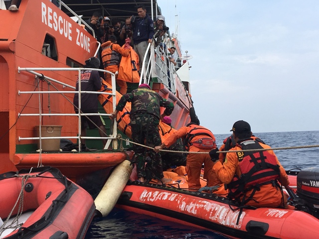 Tim Basarnas mengangkut kantong jenazah ke kapal, Selasa, 30 Oktober 2018