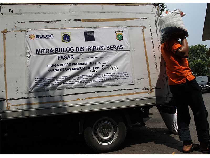 Petugas Bulog menjual beras pada operasi beras Bulog dengan harga eceran tertinggi seharga Rp. 8.500,- di Pasar Jaya Tomang Barat, Jakarta, Rabu (21/11).