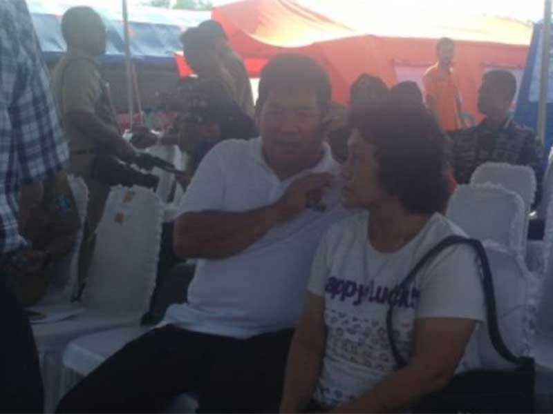 Keluarga menunggu untuk menyambut kedatangan jenazah Karmin (68) korban Lion Air JT 610 di Posko Krisis Center Depati Amir Pangkalpinang pada Senin pagi (5/11).